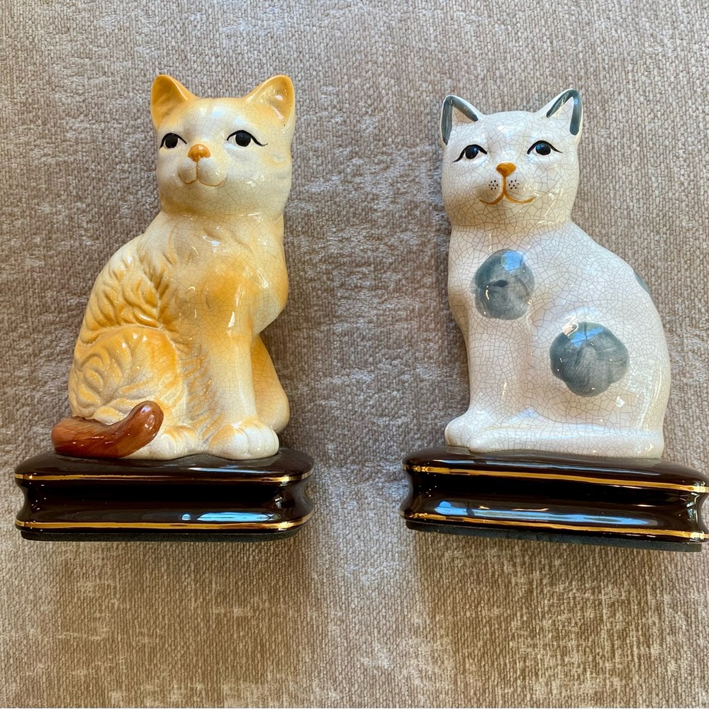 CBK Cat pair, 1 orange calico and 1 grey and white crackled glaze ceramic. - Picture 2 of 10